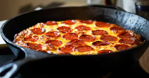 Faça em casa: pizza de frigideira deliciosa com poucos ingredientes