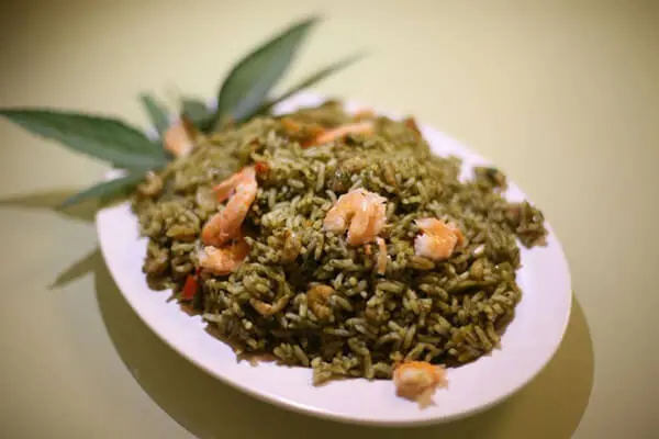 Foto de um arroz de cuxá com camarão em um prato branco