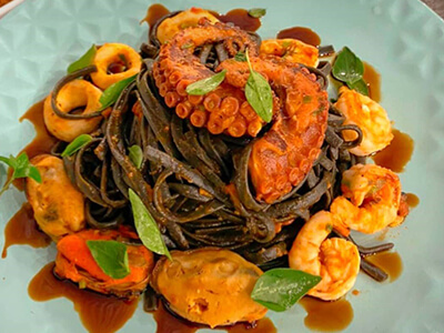 Foto de Linguine Nero de Frutos do Mar, do restaurante Laje98