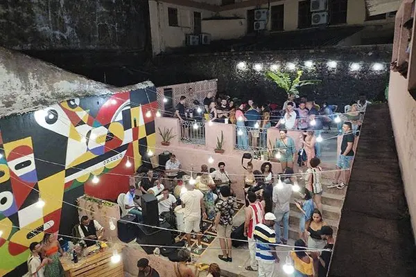 Foto aérea do samba no Tebas Bar e Café